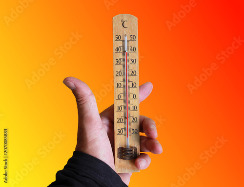 Foto Termómetro y calor en verano ola de calor temperatura alta máxima histórica extr