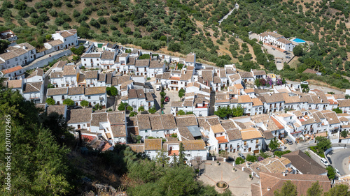 Vista aérea del hermoso pueblo blanco de Zahara de la Sierra con sus casas encaladas, provincia de Cadiz, España