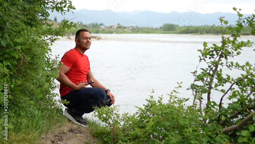 фотографія A man is traveling in the Altai Mountains