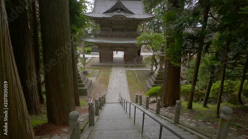 山形 善寳寺 参道の石段と山門