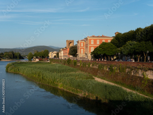 Italia, Toscana, Firenze, case lungo l'Arno.