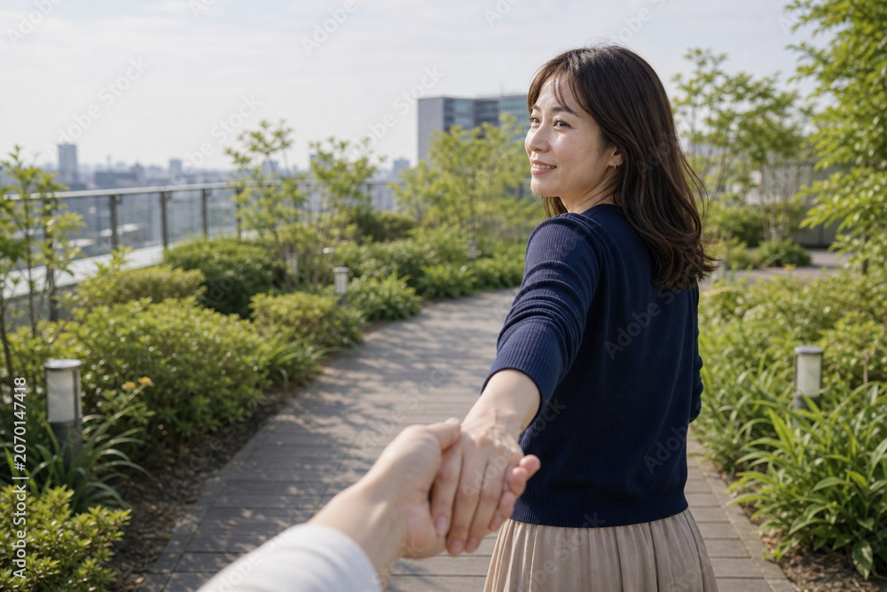 Naklejka premium 屋上庭園で手をつなぐ都会のデート