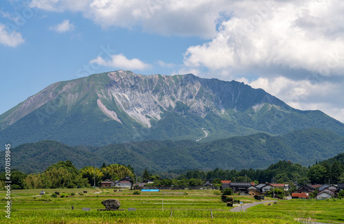 Canvastavla 大山の麓に広がる牧歌的な田園風景