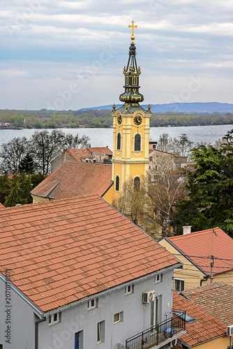 zemun, serbien - blick mit kirchturm auf die save und donau