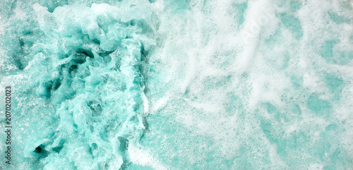 Foto turquoise foaming washing water texture