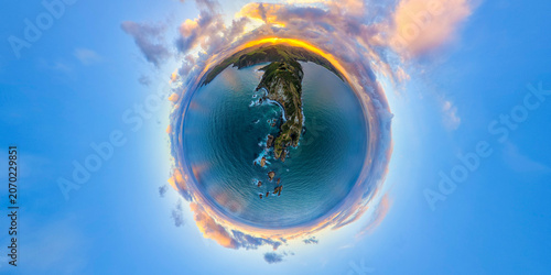 Foto Spherical panoramic drone shot, magnificent cliff and cape sunrise, Nugget Point