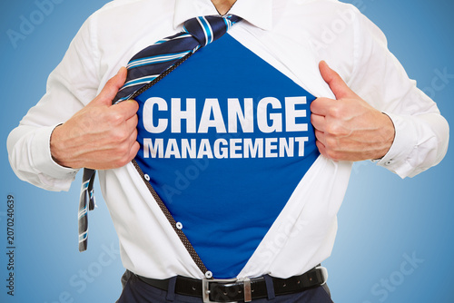 Geschäftsmann öffnet Hemd mit Schriftzug „Change Management“ darunter als Konzept für erfolgreiches Veränderungsmanagement