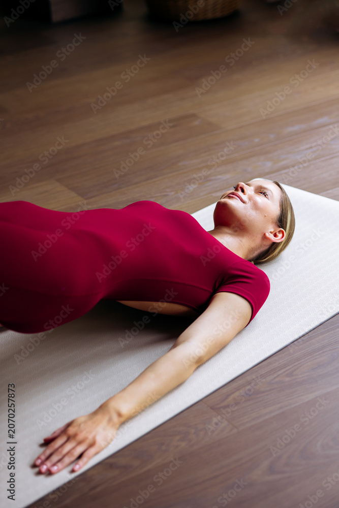 Obraz premium Woman performing a plank exercise on a yoga mat, strengthening her core muscles and maintaining a healthy fitness lifestyle