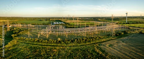 Panel kuchenny z motywem Panorama view of high-voltage electrical substation, transmission towers, power lines, wind turbines and battery energy storage system (BESS) installation. Concept of energy networks.