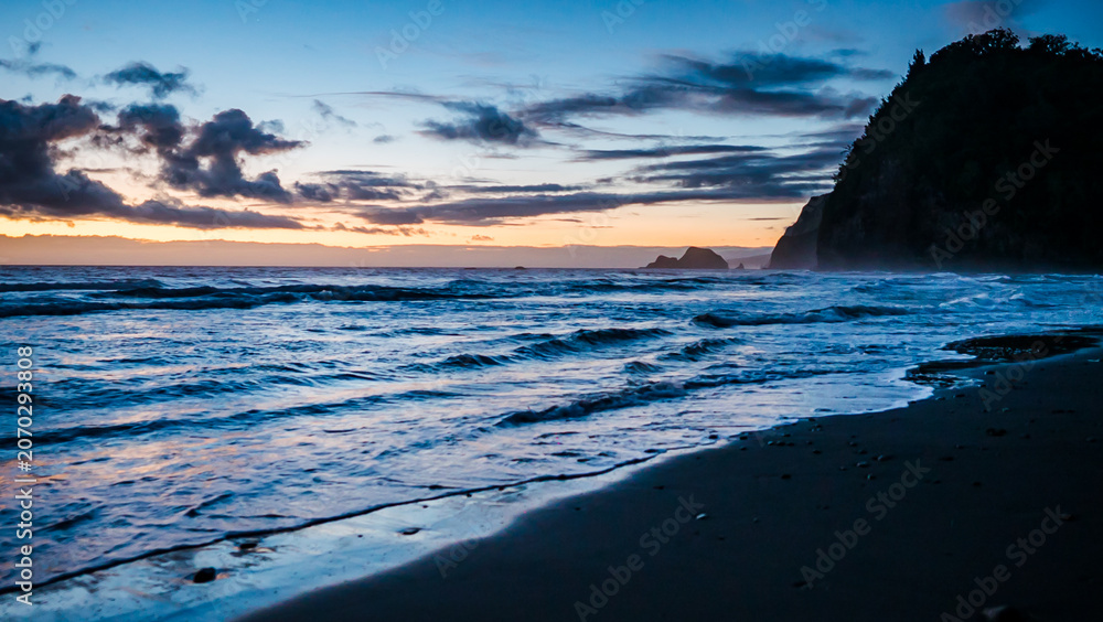 Obraz premium Blue Hour Beach with Sea Cliff and Horizon Glow