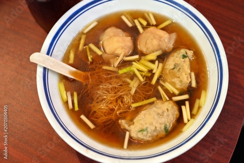 Φωτογραφία Cantonese beef noodle soup with wonton and dace fish balls