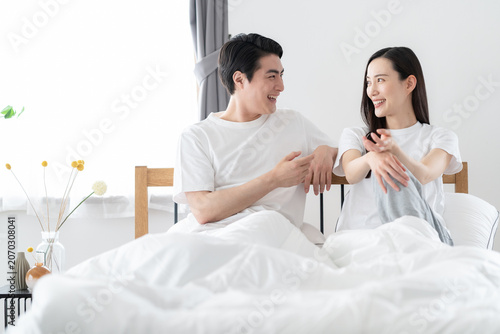 Bild auf Leinwand 寝室でくつろぐミドルの夫婦