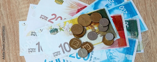 Fotografía Israeli shekel money bills and coins on table