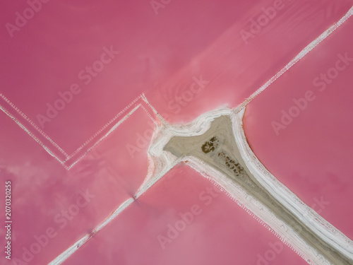 Fotografía Top down aerial view of white salt formation in pink lake