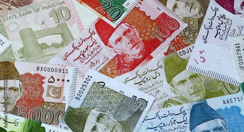 Foto Pakistani rupee money bills in pile on table