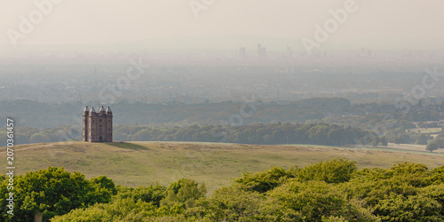 Fotografía The Cage, a historic National Trust hunting tower, with the Manchester city skyl