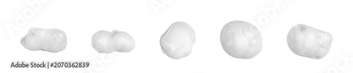 Foto Five white soap foam blobs isolated on a clean white background, showing soft bubbly texture and water droplets for skincare, facial cleanser, shampoo, hygiene, detergent, and cosmetic design