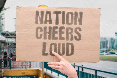 Φωτογραφία "Nation cheers loud" Country reacts with collective noise to football