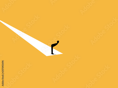 Foto businessman stood at the edge of the ramp and looked down, his ideas at a loss