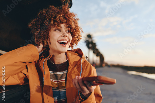 Foto woman lifestyle sunset curly smile jacket road walking orange portrait, laughing