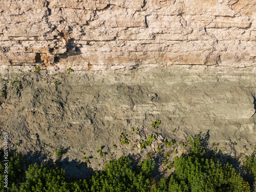 Φωτογραφία Geological layers of limestone and blue clay on a coastal cliff glint structure close up, soil stratification texture background