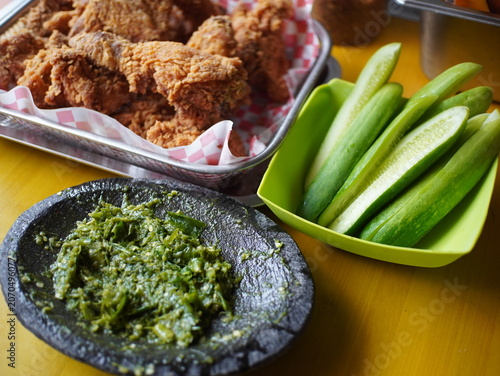 Quadro su tela Fried Chicken and Cucumber Slices.