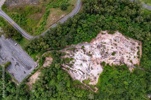 Foto Aerial view of forest clearing near roads, showing land conversion, habitat fragmentation, and deforestation impacts