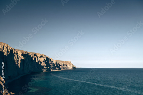 Cuadro en lienzo Rocky cliff above deep blue sea
