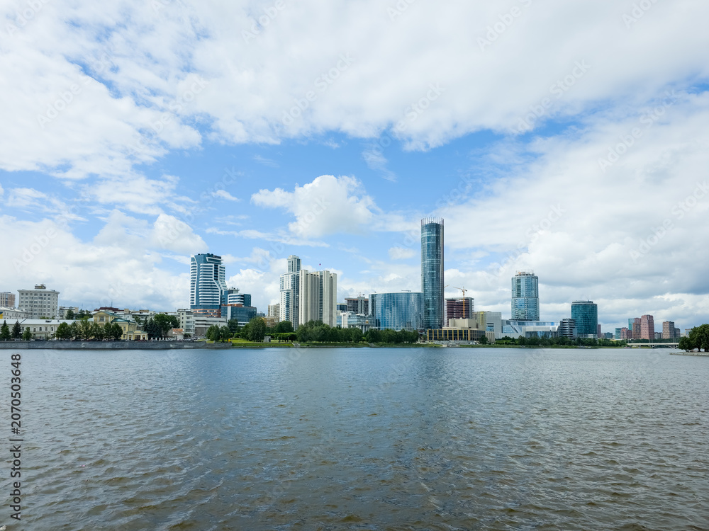 Obraz premium Modern City Skyline Reflection on Calm Water