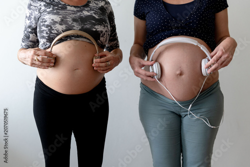 Canvastavla Pregnant women listening music together.