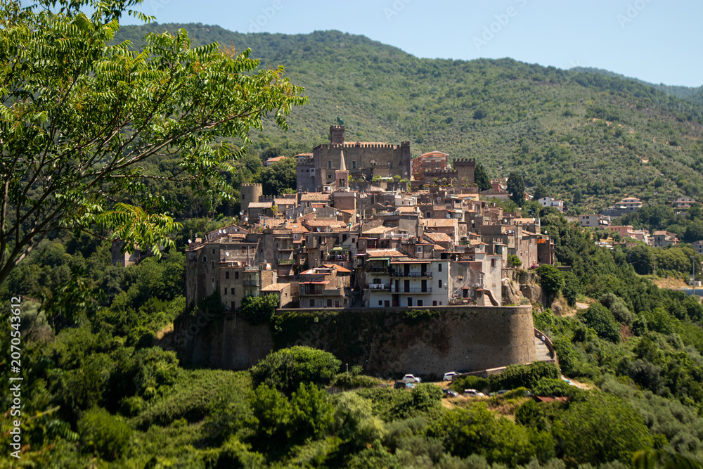 Fototapeta premium Veduta panoramica del borgo medievale di San Gregorio da Sassola arroccato su uno sperone roccioso con il Castello Brancaccio e la natura circostante, Lazio, Italia