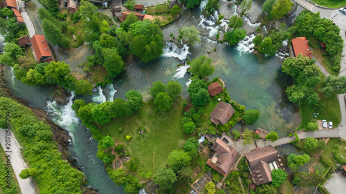 Foto Drone captures beautiful canyon village of Rastoke near Slunj