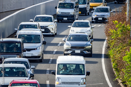 多数の自動車で渋滞しているバイパス道路の合流地点