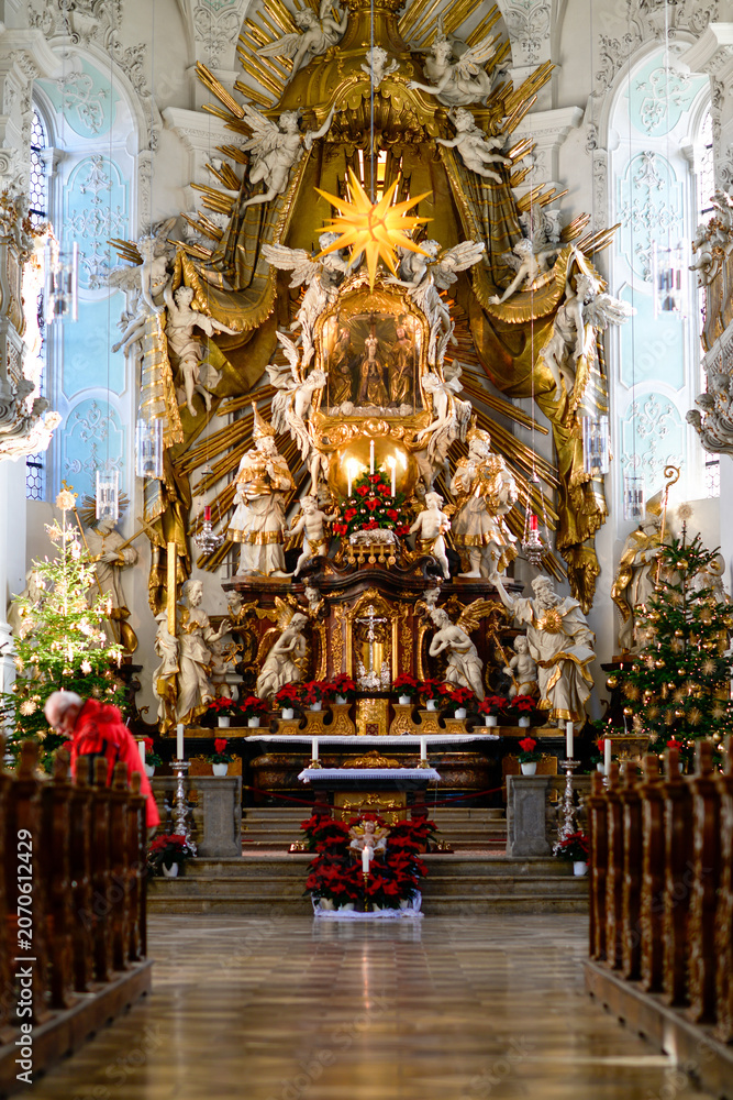 Fototapeta premium Festlich geschmückter barocker Hochaltar mit Weihnachtsbäumen in der Basilika Gößweinstein, Bayern
