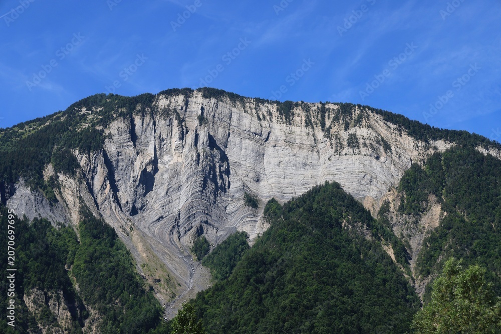 Fototapeta premium Plissements de Bourg-d'Oisans. Anticlinal de Prégentil. Géologie - Bourg-d'Oisans - Vallée de la Romanche - Isère 