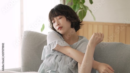 ストレッチをする女性, Woman Stretching on a Sofa