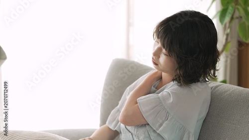 肩をマッサージする女性, Woman Massaging Her Shoulder