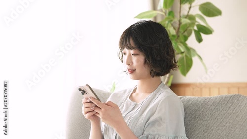 スマートフォンを使う女性, Woman Using a Smartphone