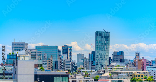 青空の表参道と青山周辺に広がるビル群の都市風景