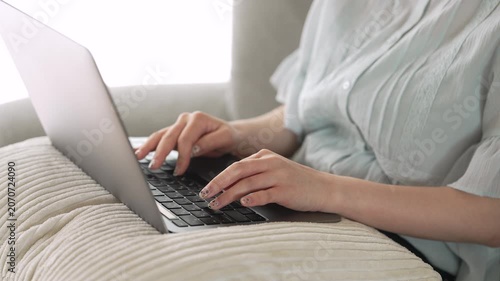 ノートパソコンのキーボードを操作する女性の手, Female Hands Typing on a Laptop Keyboard
