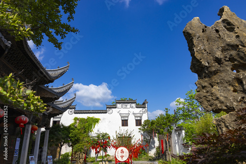 Photos Traditional Chinese courtyard garden with white walls and ornate rooflines