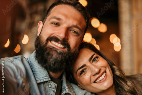 Bild auf Leinwand Happy couple enjoying a self-portrait moment together