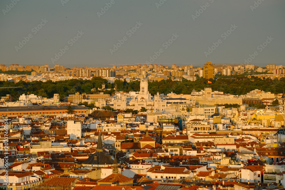 Obraz premium Golden Hour View of Madrid Skyline and Historic Rooftops