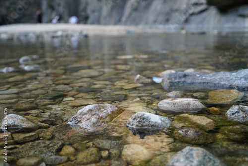 Foto Clear Shallow Stream with Stones in Rocky Landscape