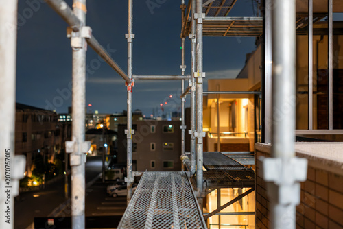 マンションメンテナンス工事の足場と夜空の背景素材