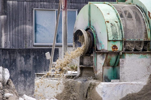 Industrial machine with flowing slurry