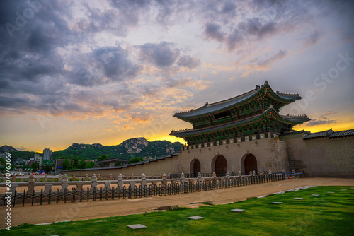 Foto Gyeongbokgung Palace is stunning at sunset, viewed from Gwanghwamun Gate in Seoul, South Korea