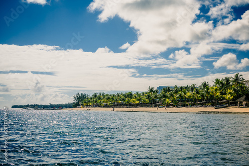 Plage de sable et hôtels à Pointe aux Piments au Nord-Ouest de l'Ile Maurice, Océan Indien, Afrique