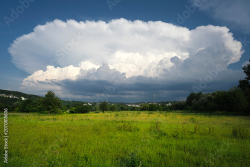 Aufziehendes Gewitter mit Wolken in verschiedenen Höhen in Rheinland-Pfalz in Deutschland - Stockfoto