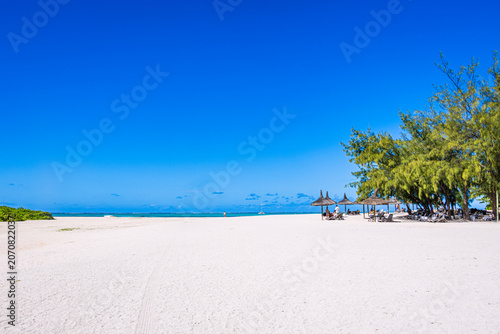 Bild auf Leinwand Excursion sur l'Ile aux Cerfs et ses plages de sable blanc, Ile Maurice, Trou d'